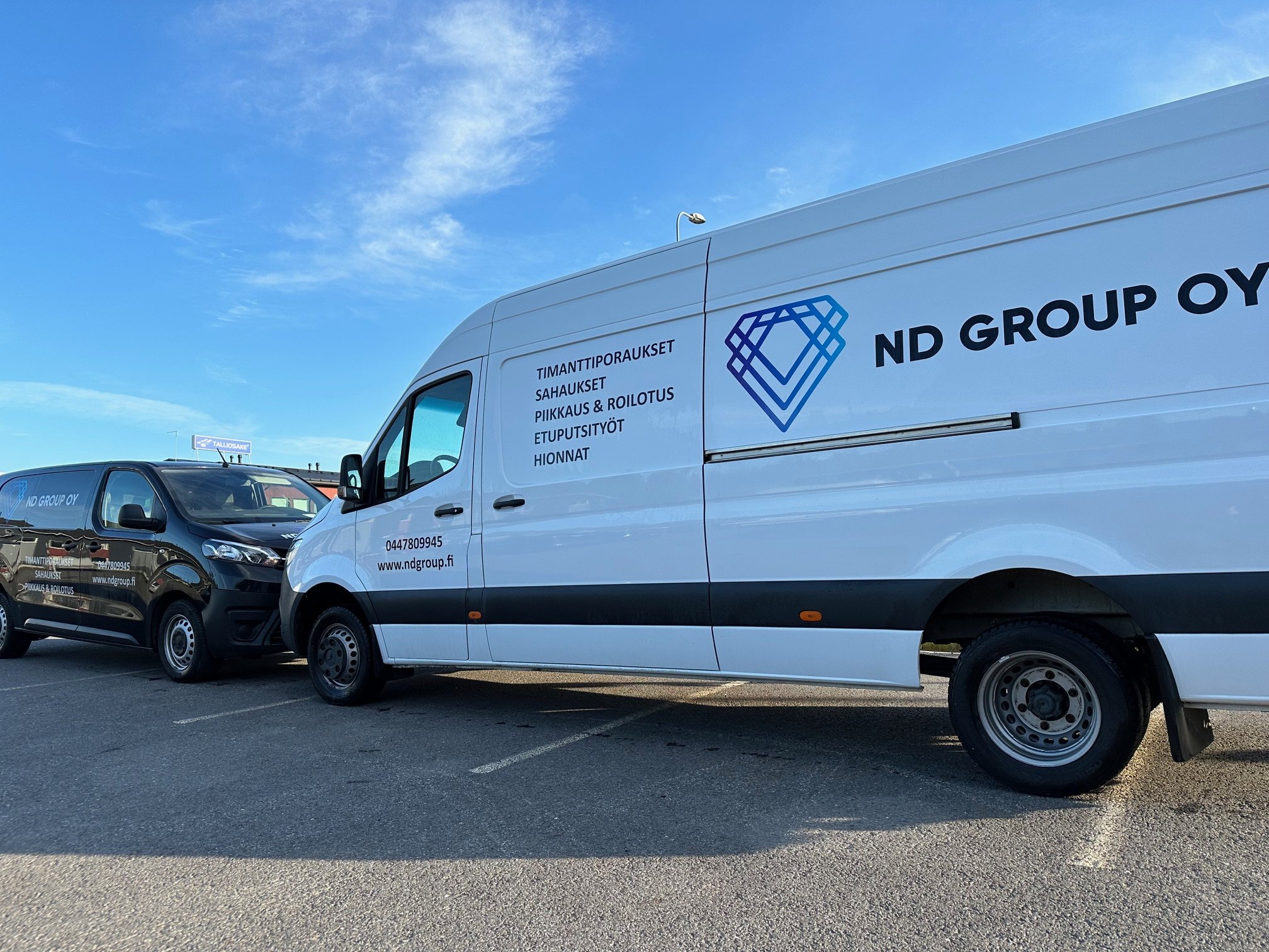 ND Group Oy:n pakettiautot työmaalla