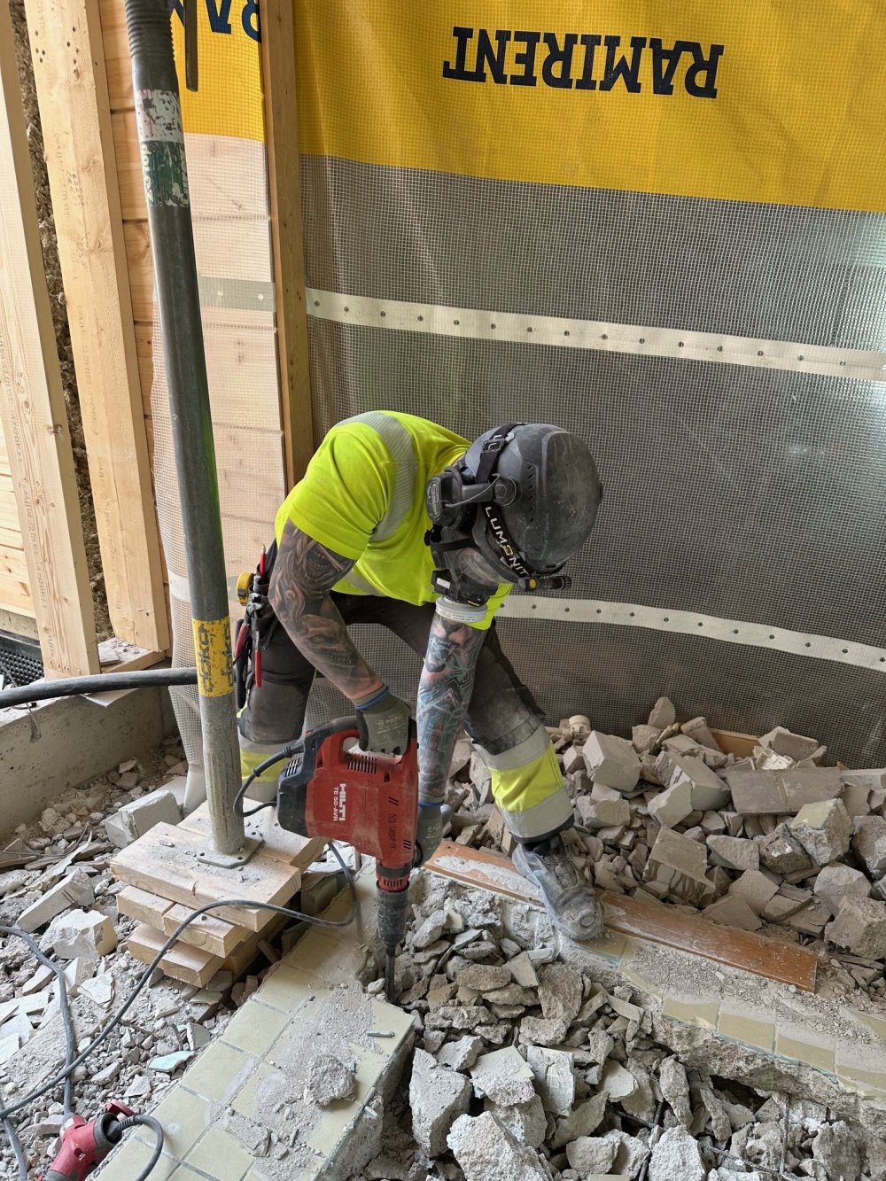Piikkaus käynnissä, betonirakenteen purkua